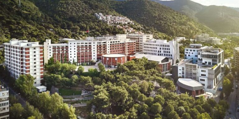 İzmir Ekonomi Universiteti – Türkiyənin Aparıcı Vakıf Universitetlərindən Biri